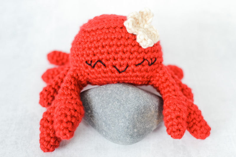 Small crochet crab with clear instructions. This crochet animal pattern free is fun for advanced beginners.