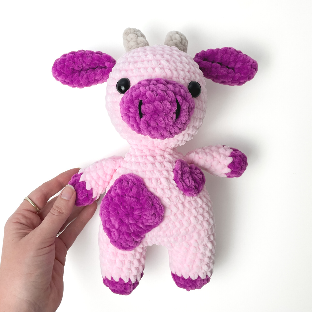 Chunky crochet strawberry cow. This crochet animal pattern free is perfect for beginners.