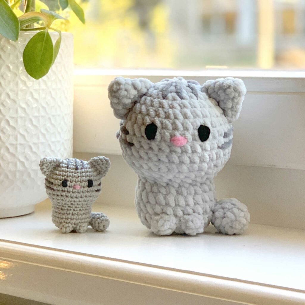 Quick and easy crochet cat. This crochet animal pattern free is great for making keychains or plush toys.