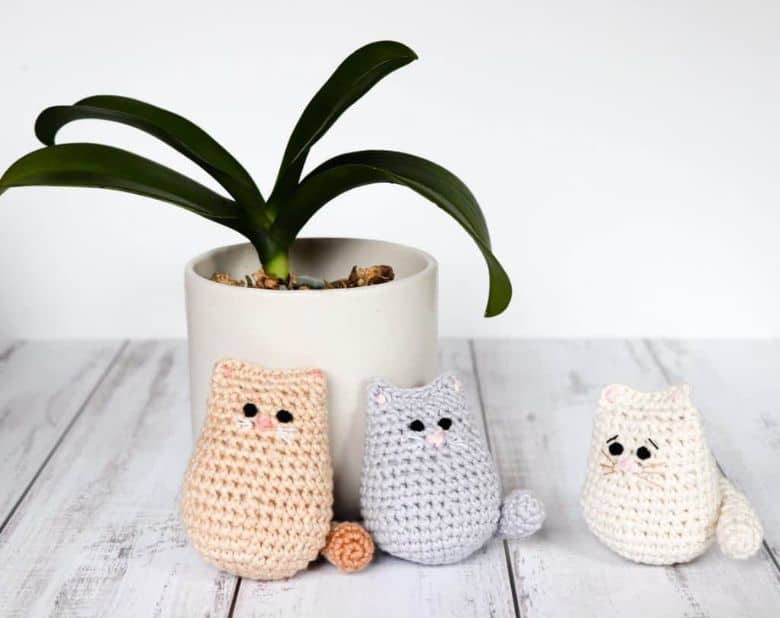Tiny and customizable crochet kitties. This crochet animal pattern free is fun for beginners.