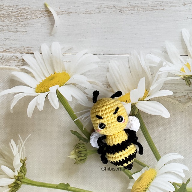 Small crochet bee. This crochet animal pattern free is perfect for beginners.