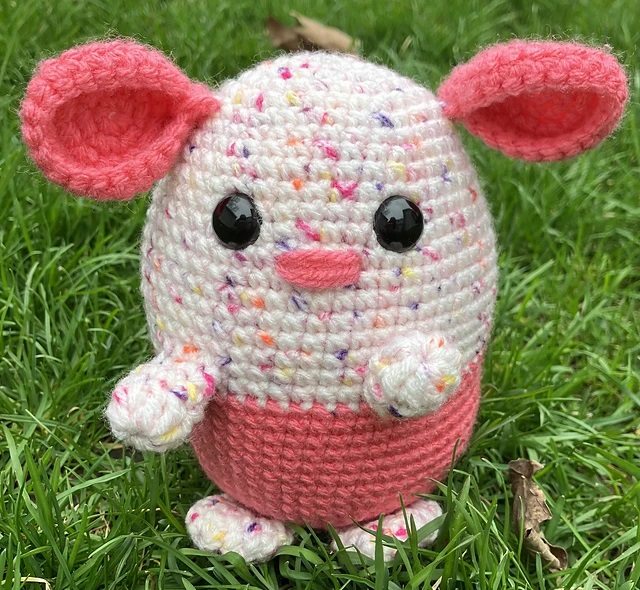 No-sew crochet hamster. This crochet animal pattern free is adorable and colorful.