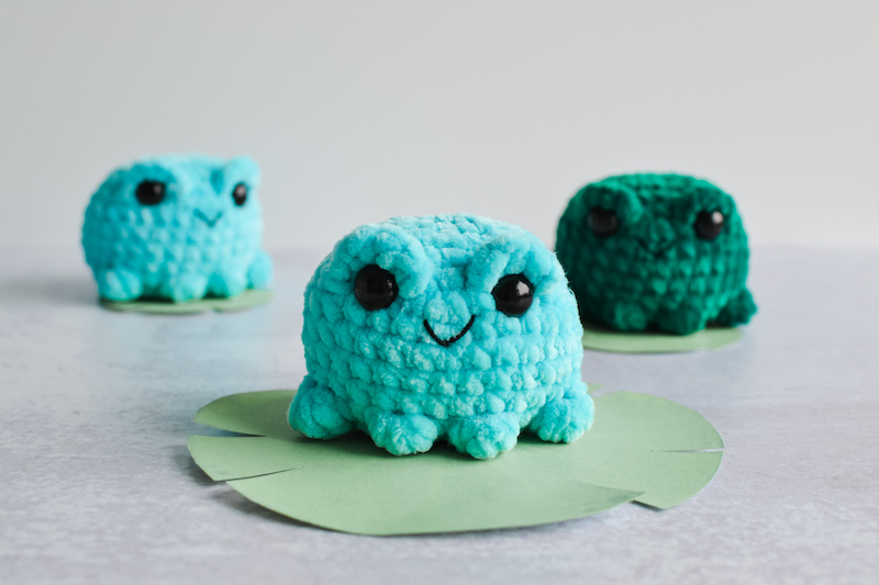 Tiny crochet frog with video tutorial. This crochet animal pattern free is perfect for advanced beginners.