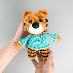 Cute crochet tiger with sweater. This crochet animal pattern free is perfect for beginners.