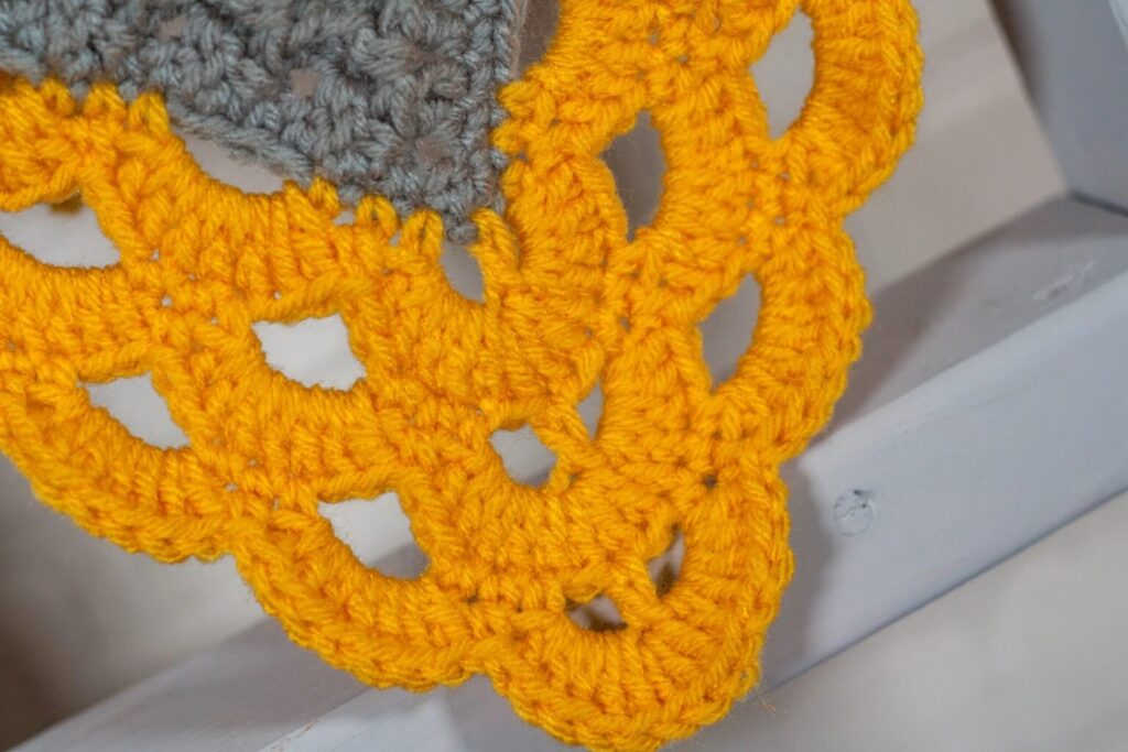 Crochet borders easy: bold and decorative Arcade Blanket Border.