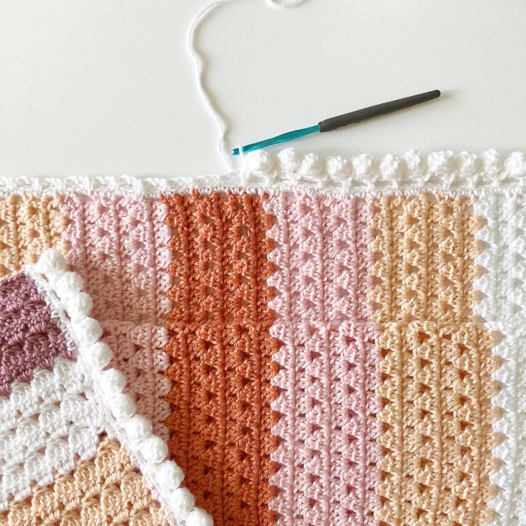 Crochet borders easy: fun and adorable Pom Pom Border.