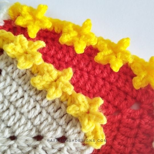 Crochet borders easy: cheerful Little Star Border for a magical finish.