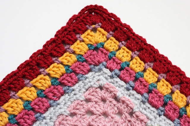 Crochet borders easy: colorful and vibrant Grannie Patches Border.