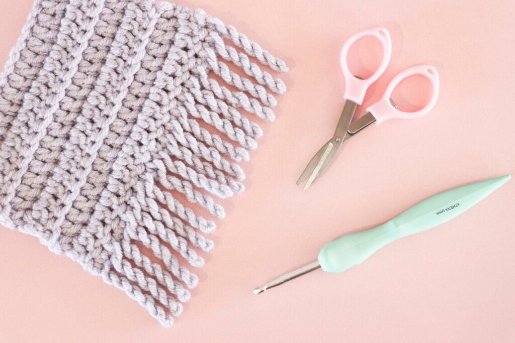 Crochet borders easy: stylish and modern Fringe Border with a twist.