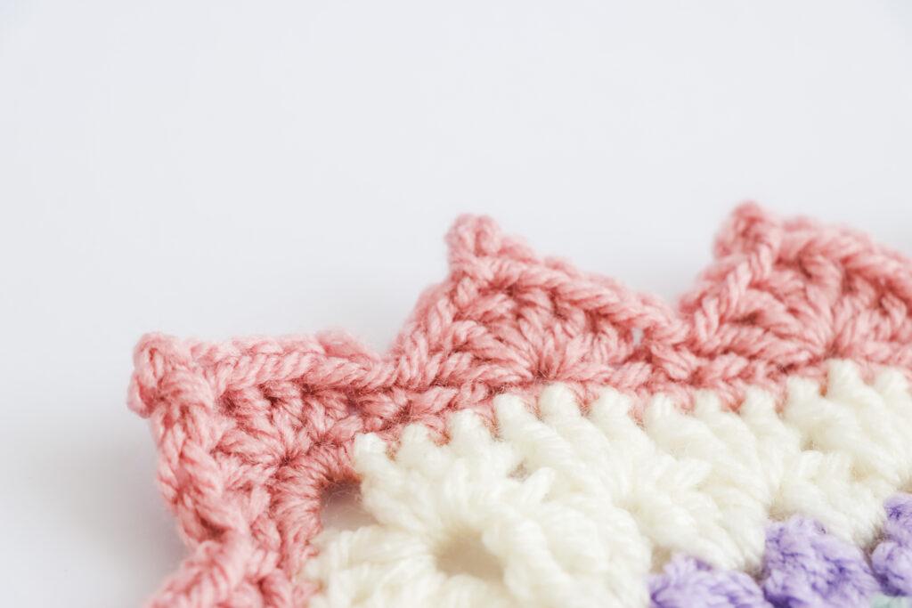 Crochet borders easy: playful Triangle Picot Edge with detailed triangles.