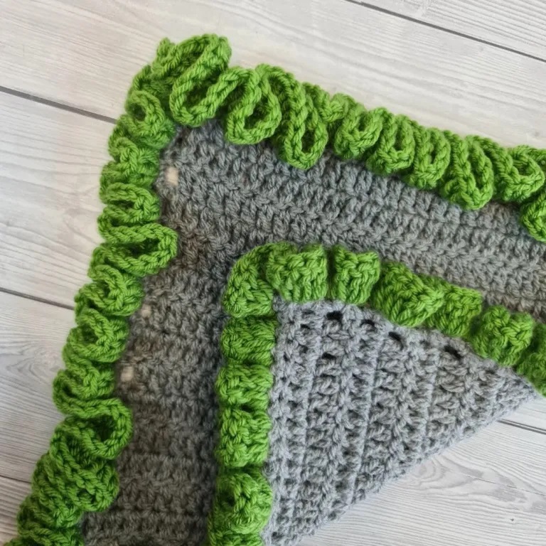 Crochet borders easy: playful Ruffled Edge Blanket Border with double crochet.