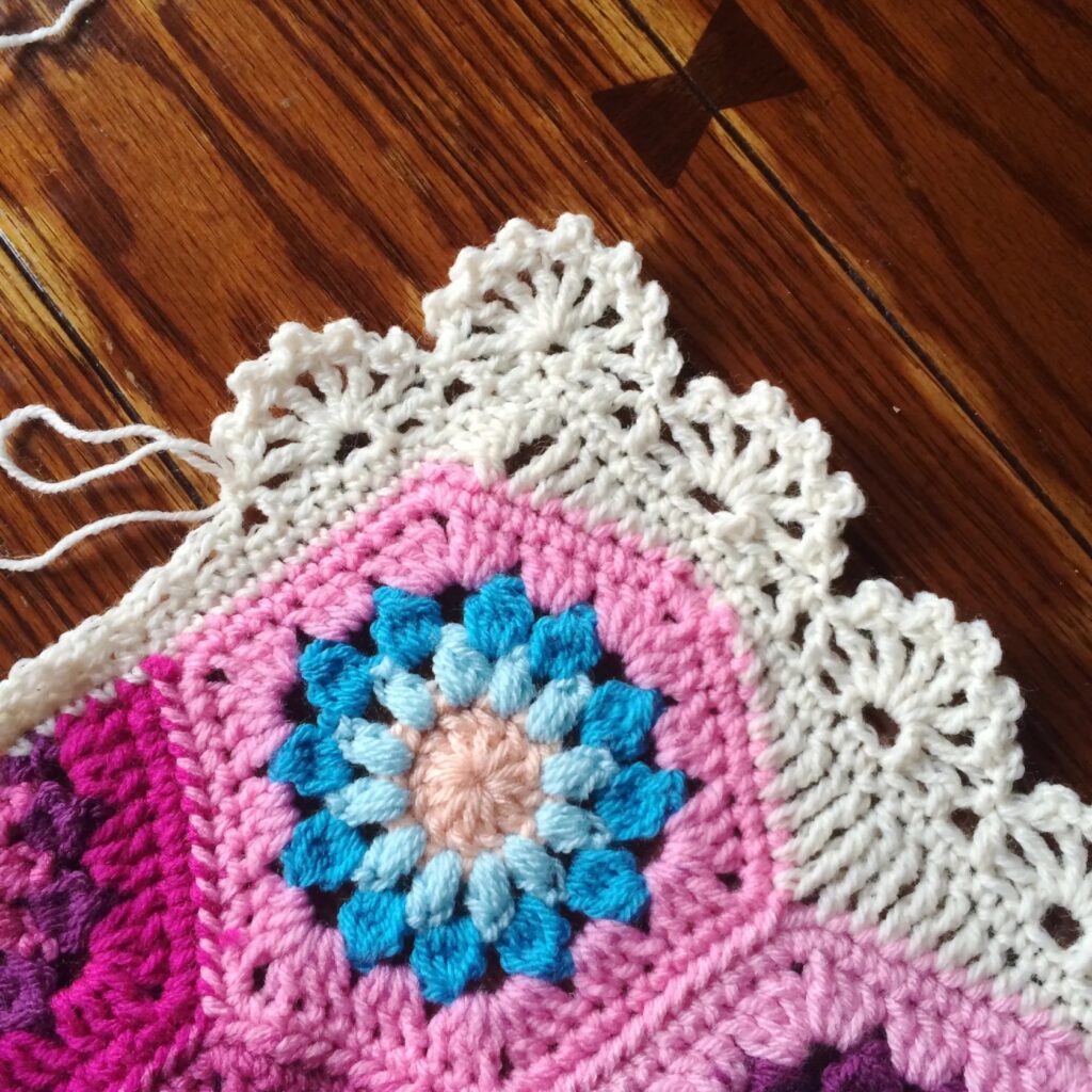 Crochet borders easy: quick and pretty Treble Scallop Edging.