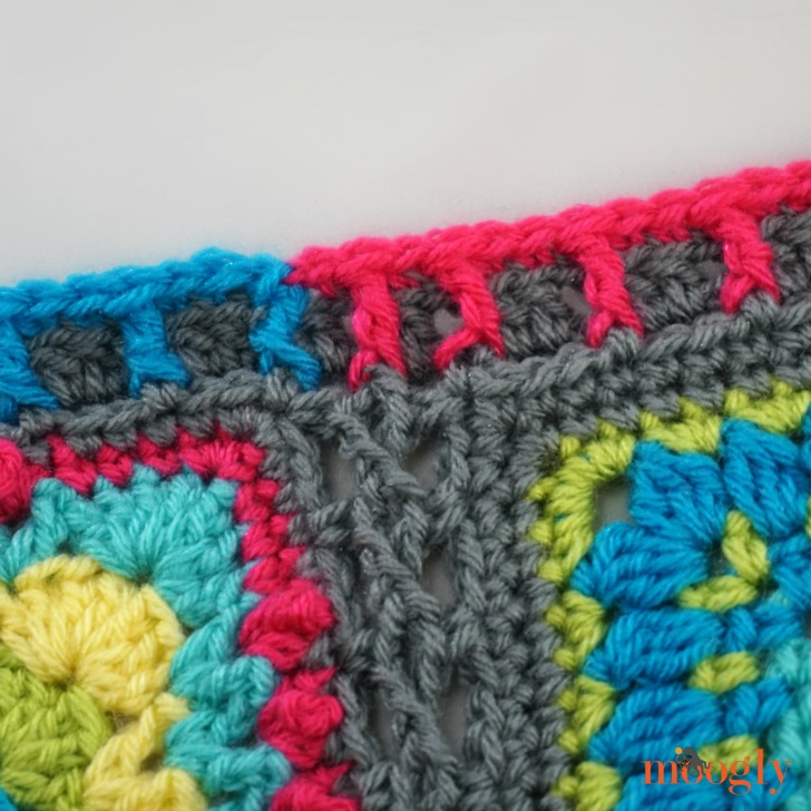Crochet borders easy: modern Windows Border with striking texture.