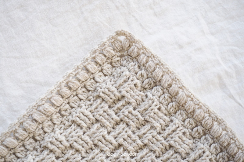Crochet borders easy: modern Puff and Cluster Border for a stylish touch.