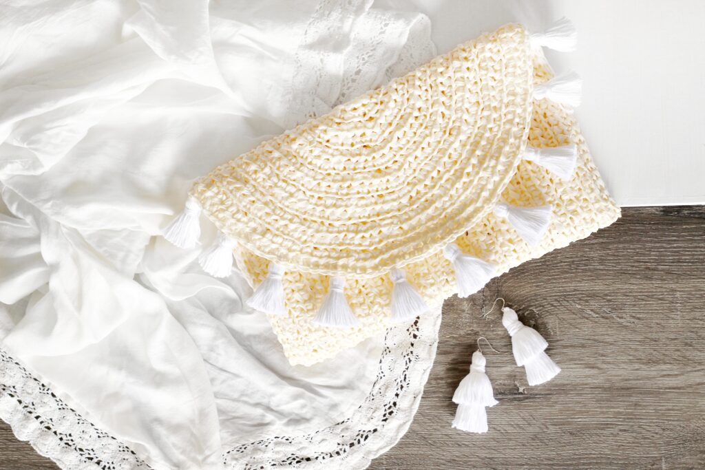 Sleek Evelyn crochet clutch perfect for special occasions – chic crochet bags patterns.
