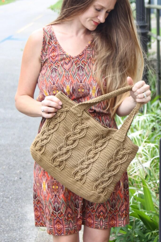 Elegant crochet cable bag with sophisticated stitch details – stylish crochet bags patterns.