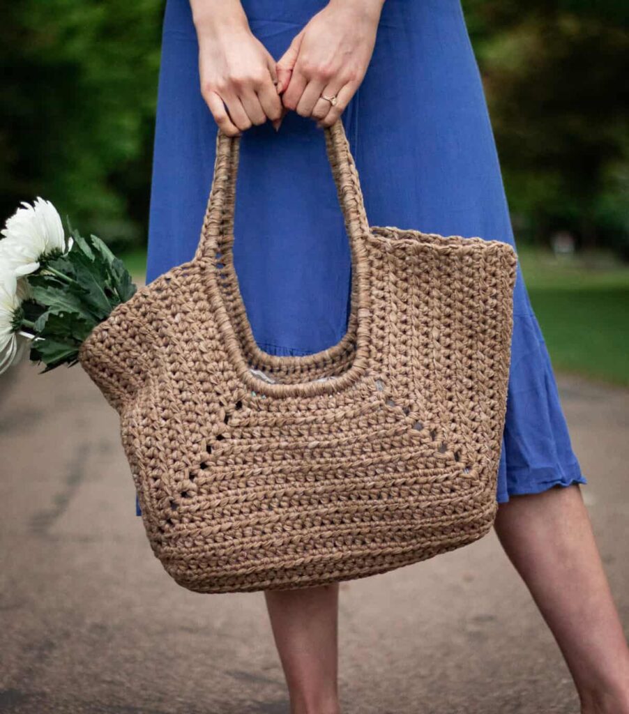 Clean lines and modern design in the Cove crochet tote bag – functional crochet bags patterns.