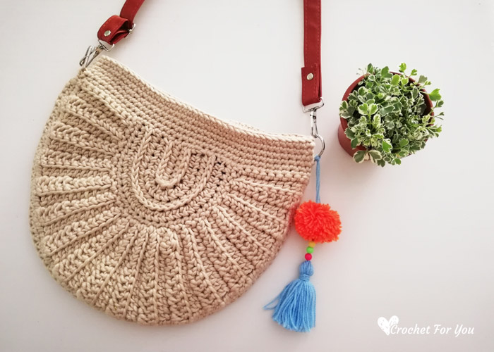 Delicate crochet seashell bag with beach-inspired shell stitch – coastal crochet bags patterns.