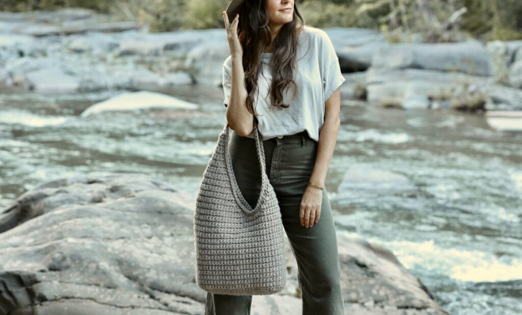 Minimalist Dune crochet bag with simple single crochet stitches – understated crochet bags patterns.