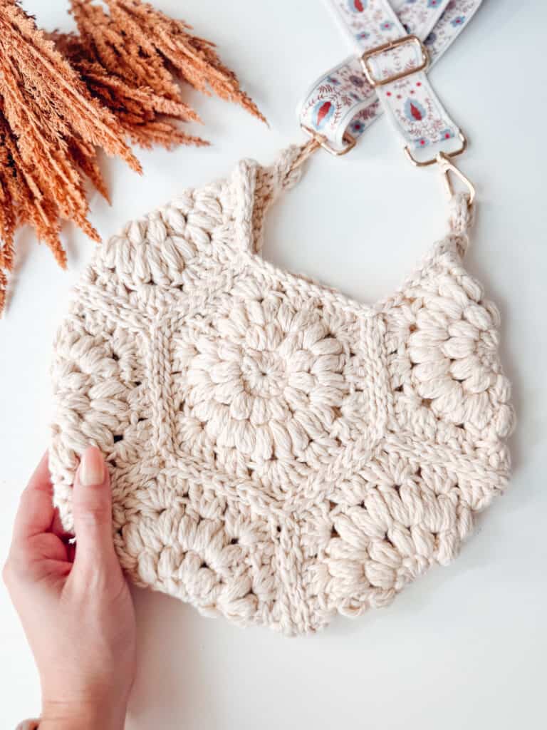 Geometric hexagon granny square bag with colorful patterns – creative crochet bags patterns.