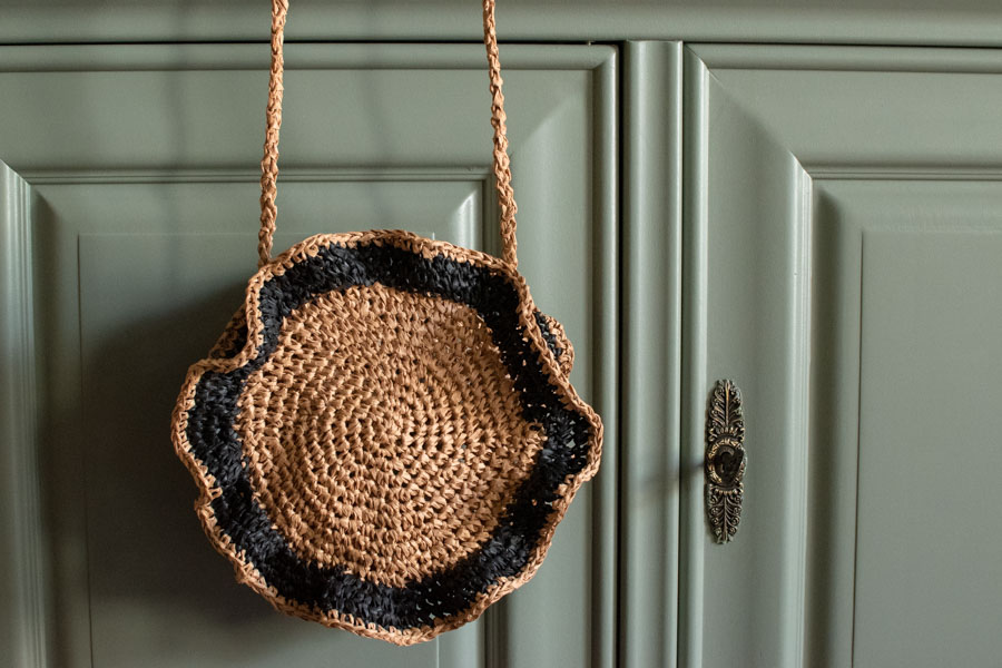 Elegant raffia summer bag with natural yarns – summer crochet bags patterns.