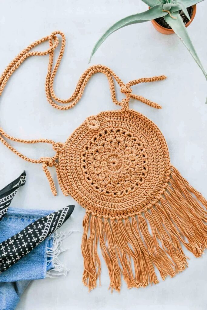 Relaxed boho purse with fringe detailing – trendy crochet bags patterns.