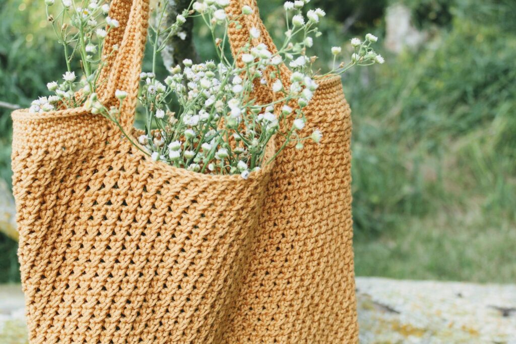 Airy double crochet Summer Harvest bag ideal for carrying produce – stylish crochet bags patterns.