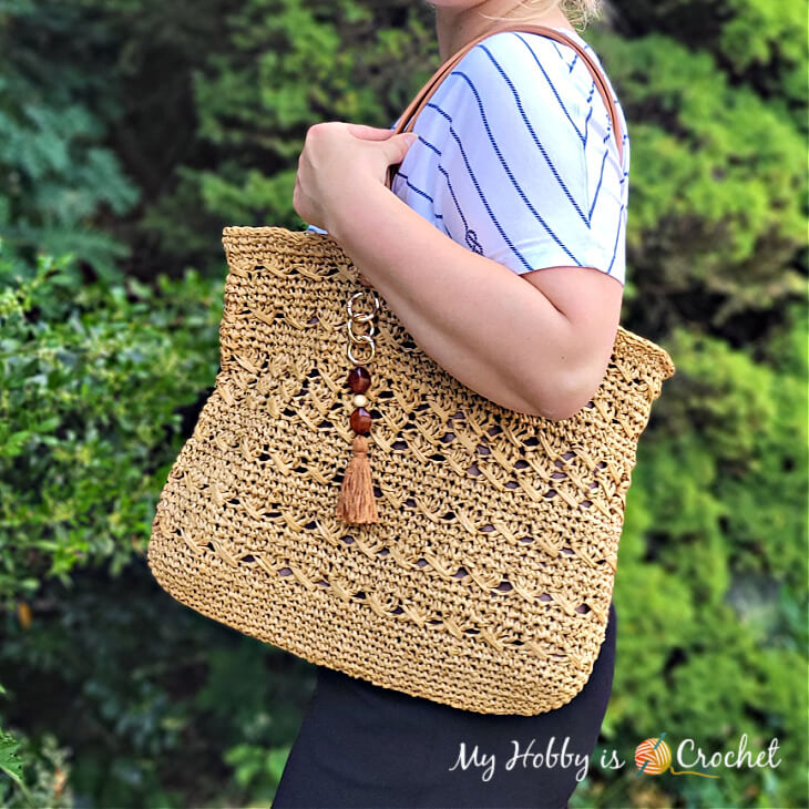 Spacious Alie Beach Bag with lightweight mesh design – beach-ready crochet bags patterns.