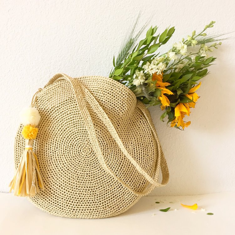 Vibrant sunburst design in the spacious Sun City bag – eye-catching crochet bags patterns.