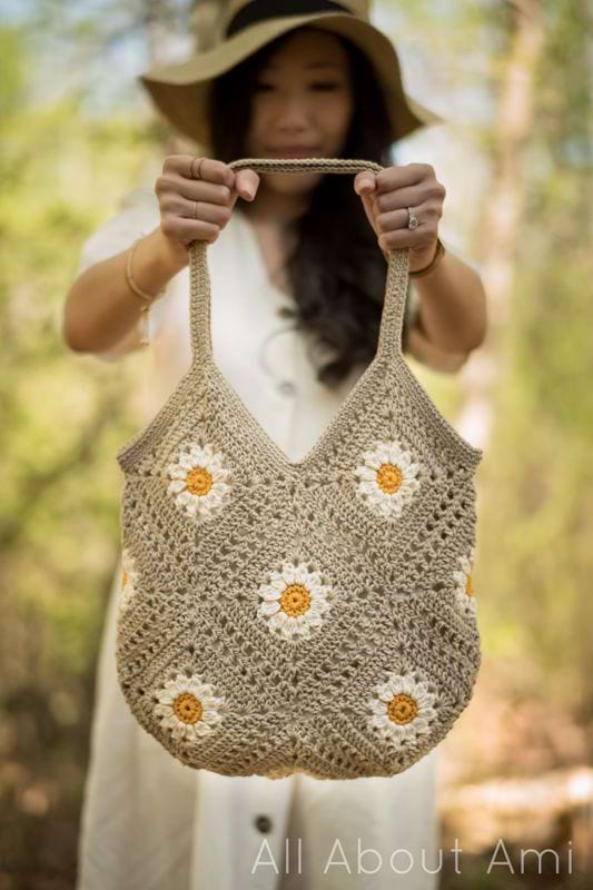 Cheerful daisy motif bag with floral crochet design – whimsical crochet bags patterns.