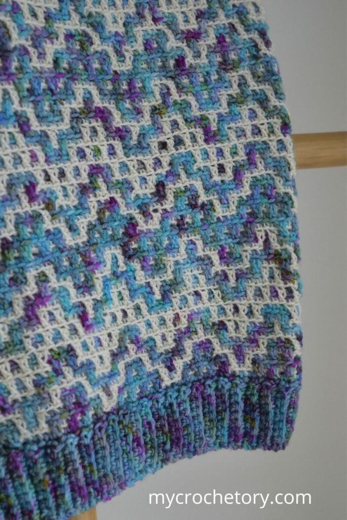 Another angle of the Drutozlot mosaic crochet cowl pattern, showcasing the soft yarn and intricate mosaic design.