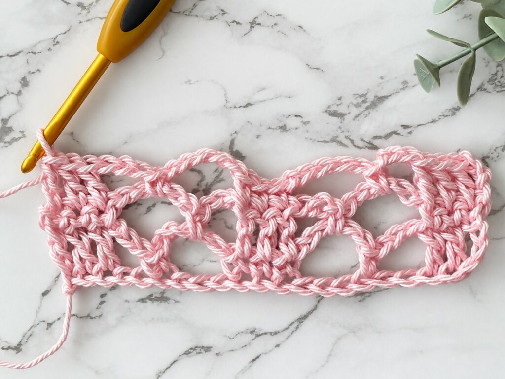 Sunny Lace Cowl row 3, the lace starting to stack